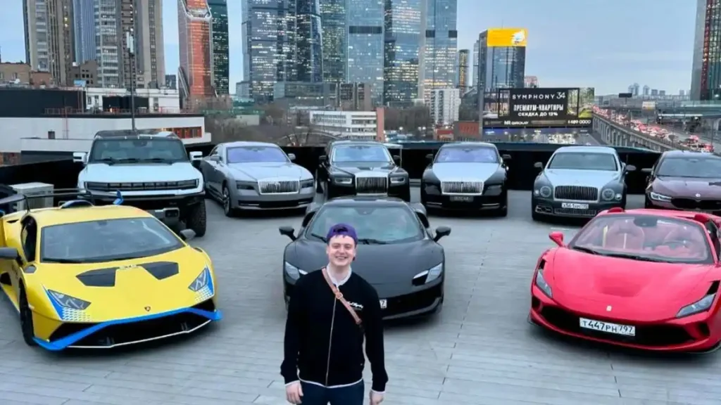 Mellstroy news UK – streamer standing near supercars at night, dramatic scene