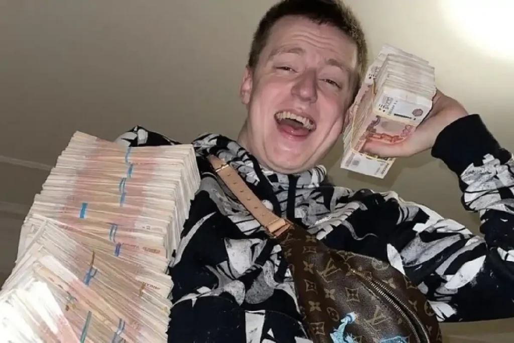 Mellstroy lying on bed holding money